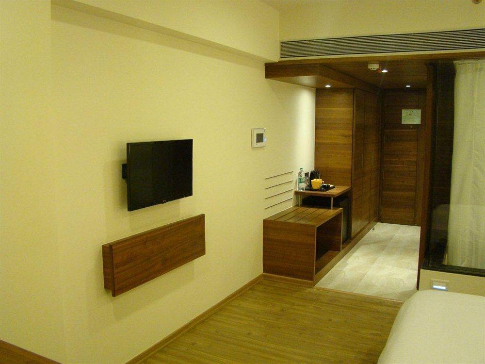 Temple Tree Hotel Shirdi Bagian luar foto